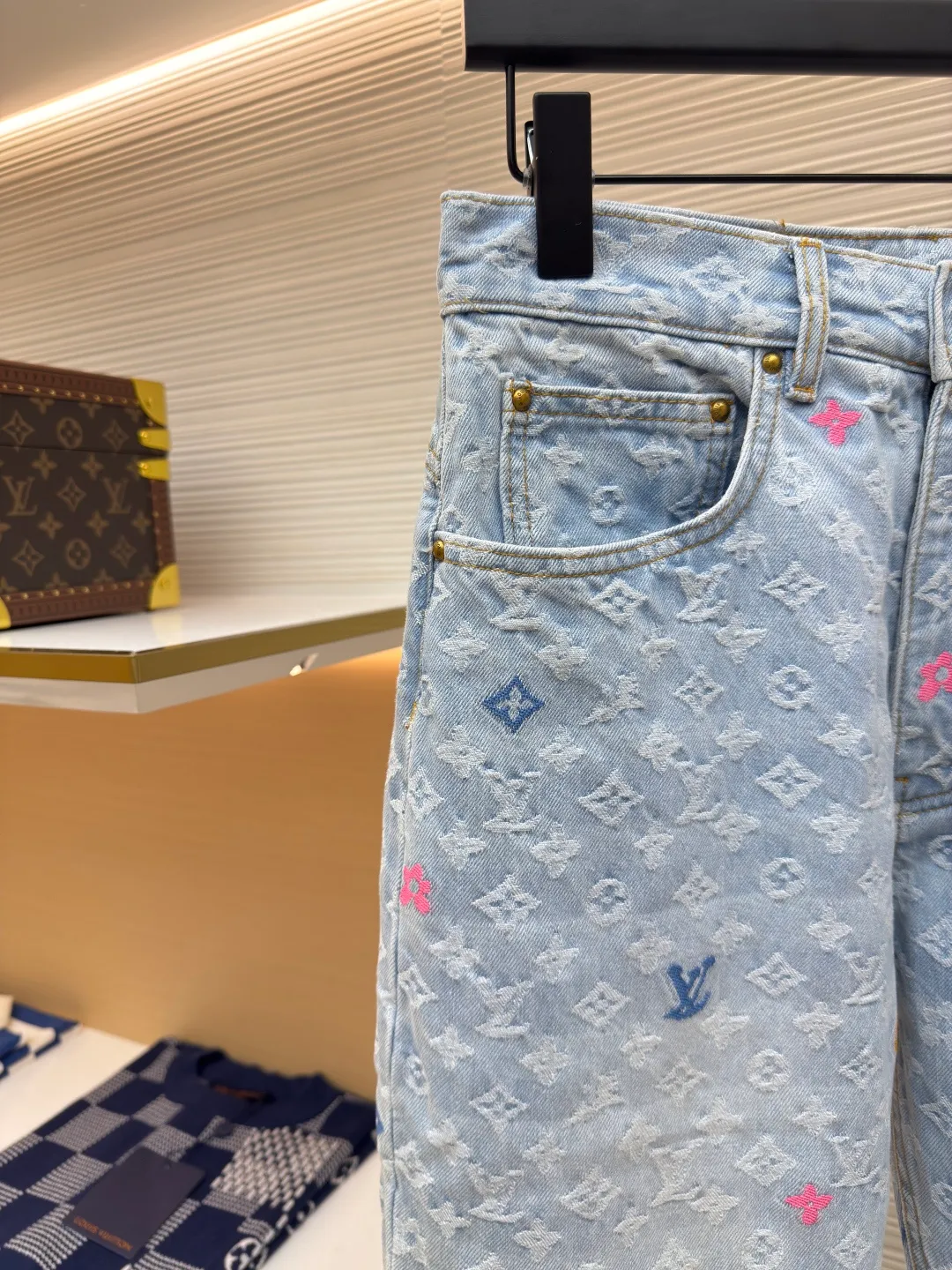 LOUIS VUITTON colorful letter jacquard denim trousers ●Authentic product: Purchased and developed by 16600 ●Item number: 1680110-B80 ●Fabric: cotton denim fabric ●Technology: embroidery ●Version: fitted version ●Weight: about 780 grams ●Size: 30-32-34-36 ●Description: It is made of unique washed denim cotton with excellent elasticity and stretchability. The entire model has been washed twice to achieve the perfect texture and color. The various wiring and workmanship are even more meticulous. The whole body is customized with hardware and customized leather labels. All details are perfect!